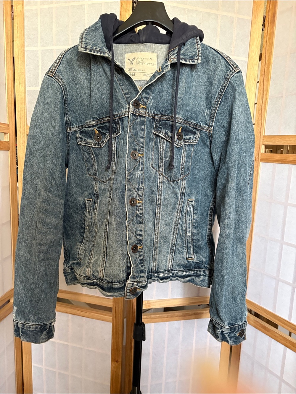 American Eagle Outfitters Men’s Size Medium Denim Jacket with Navy Hood